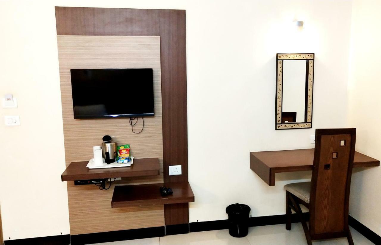 The Pioneer Hotell Visakhapatnam Exteriör bild