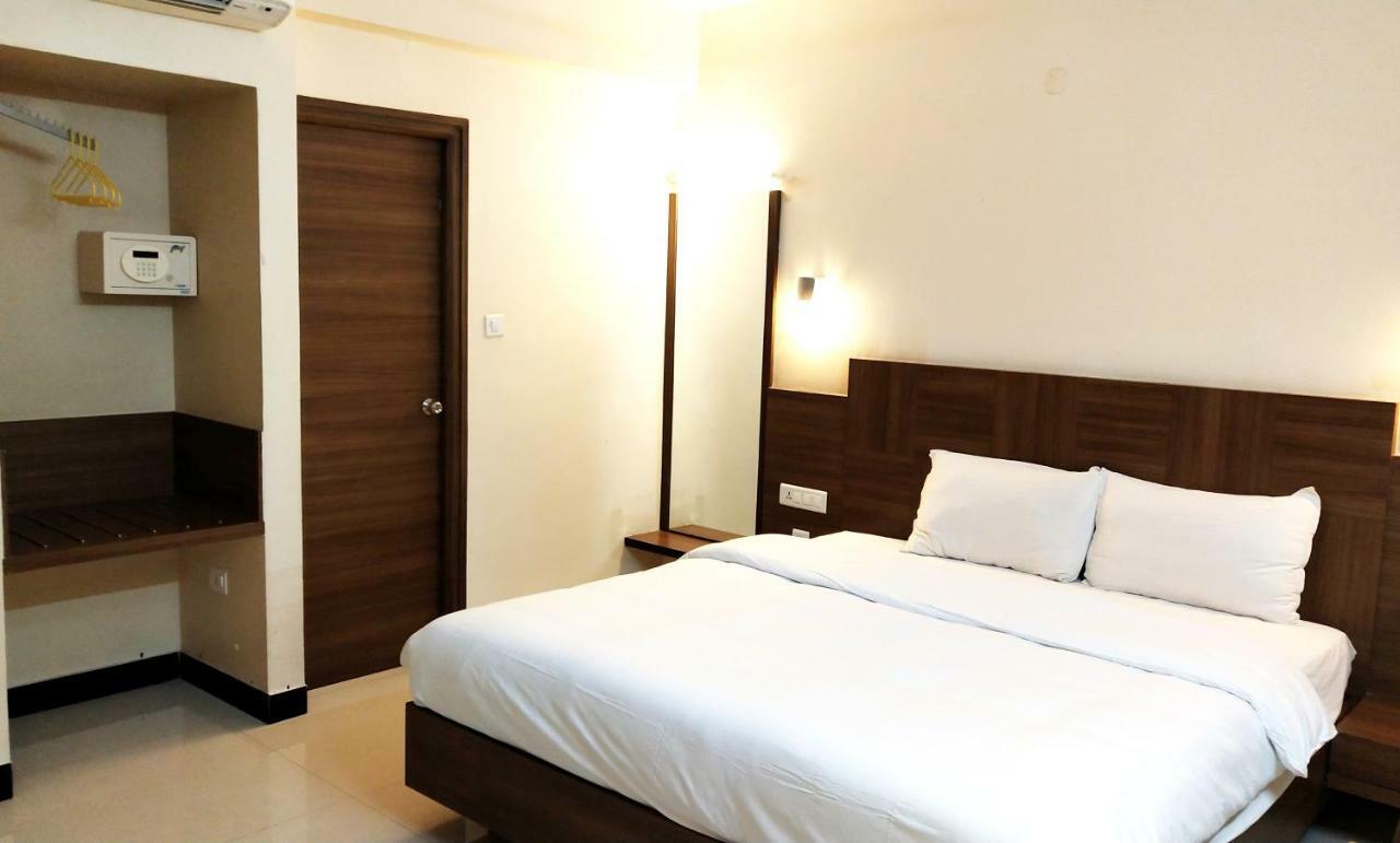 The Pioneer Hotell Visakhapatnam Exteriör bild