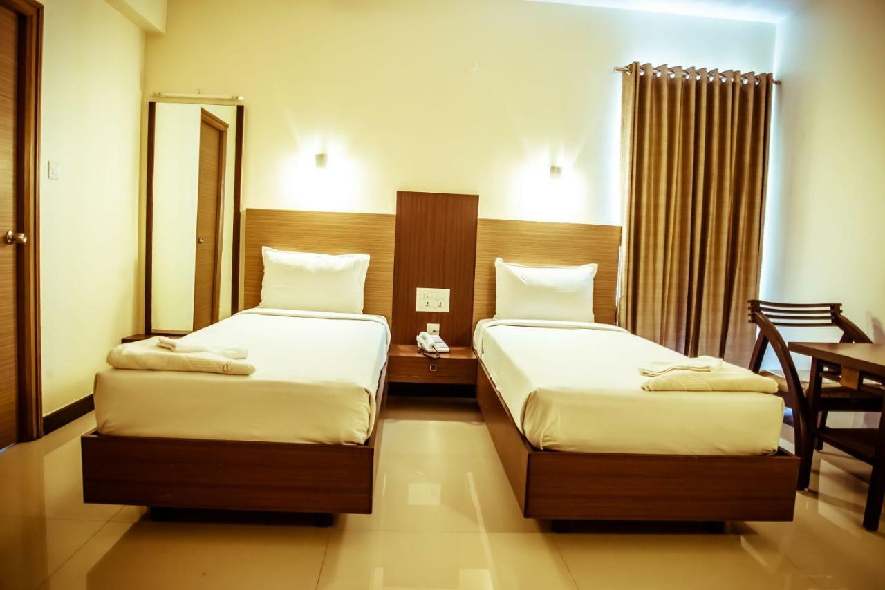 The Pioneer Hotell Visakhapatnam Exteriör bild