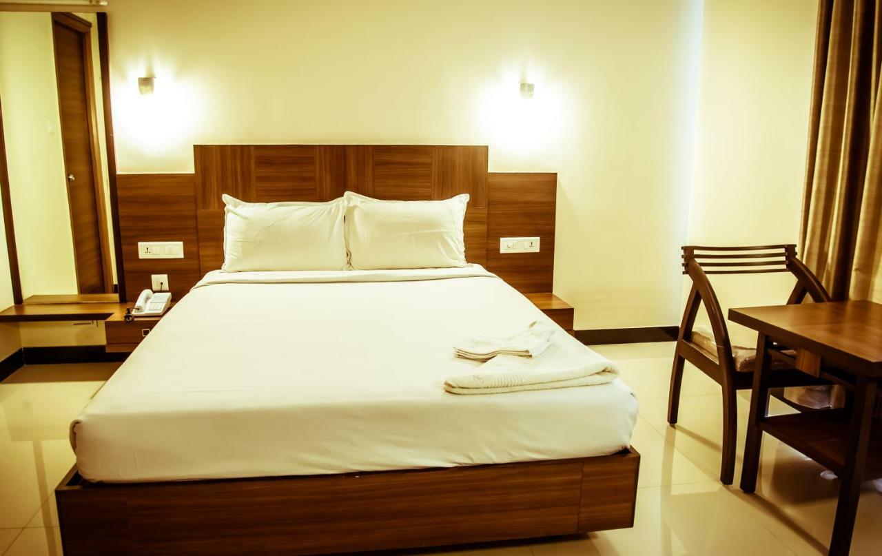 The Pioneer Hotell Visakhapatnam Exteriör bild