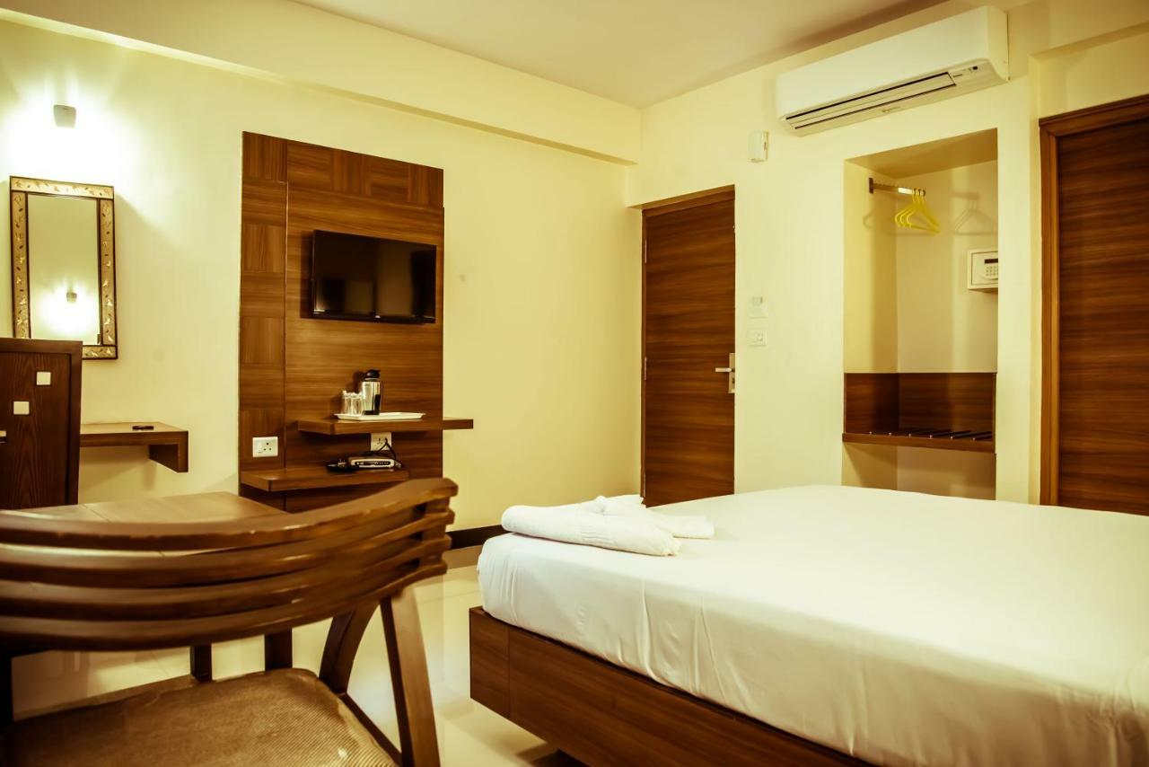 The Pioneer Hotell Visakhapatnam Exteriör bild
